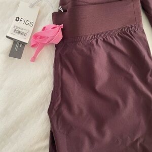 Figs scrub top and bottom